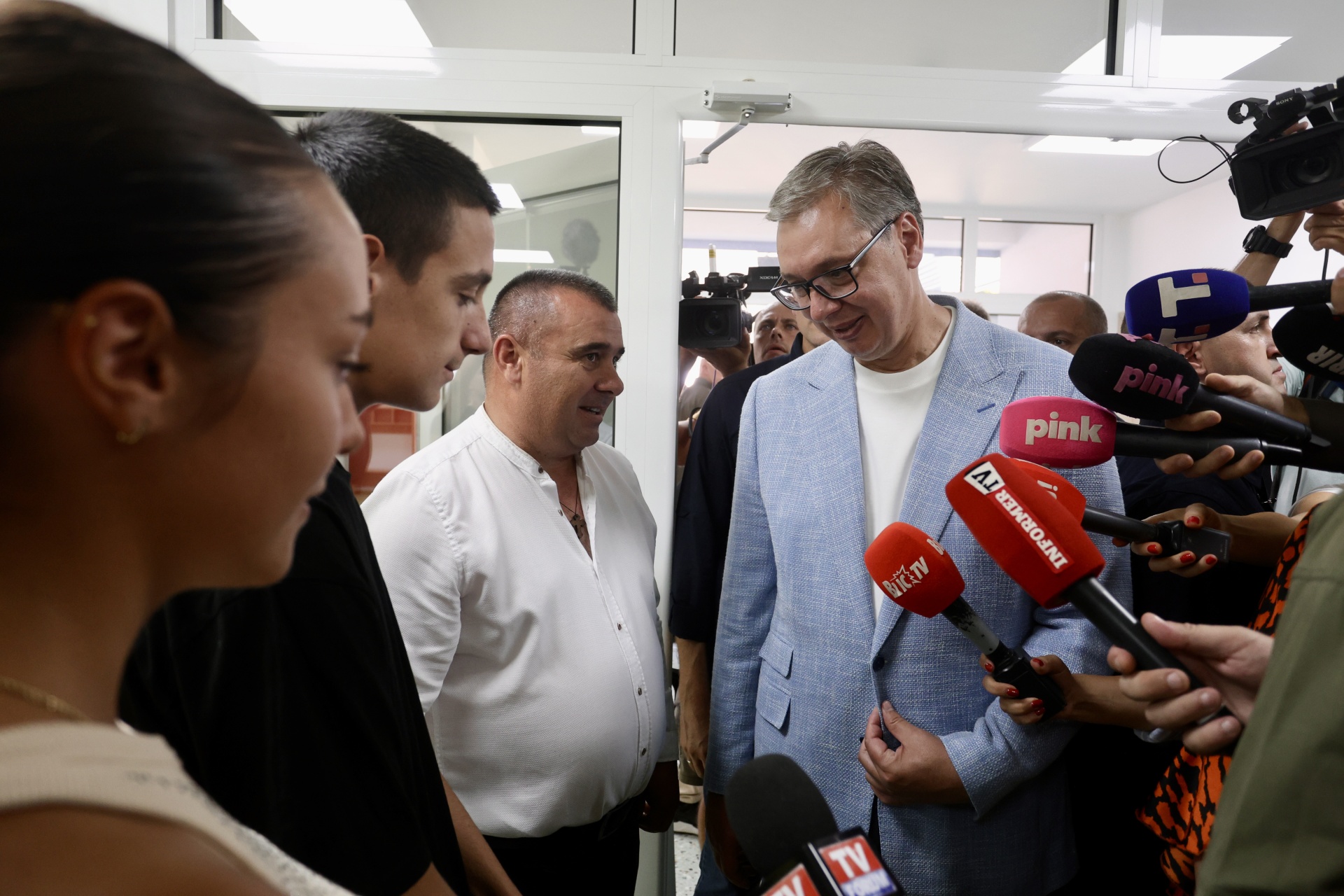 Председник Србије Александар Вучић изјавио је данас да ће држава у Пријепољу уложити више од 40 милиона евра и навео да ће бити изграђени локални путеви и обновљене школе.