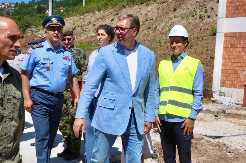 Председник Србије Александар Вучић поручио је данас да ће бити обезбеђен посао за ФАП и да ће наставити да ради, а додао је и да је предвиђено улагање од 38 милиона динара у болницу и Дом здравља у Прибоју.