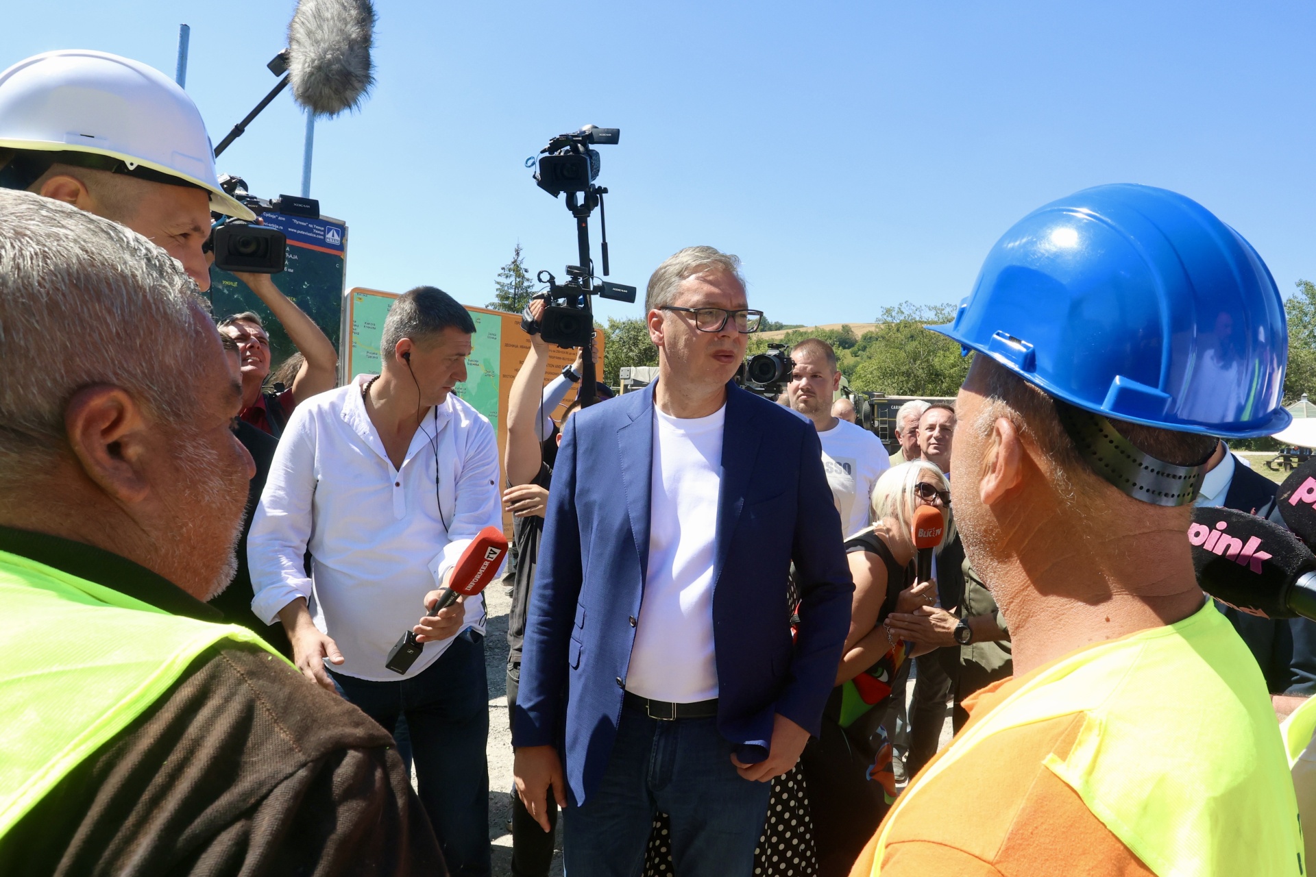 Председник Републике Србије Александар Вучић обишао је данас радове на путу Сјеница–Ивањица и разговарао са радницима ангажованим на извођењу радова.