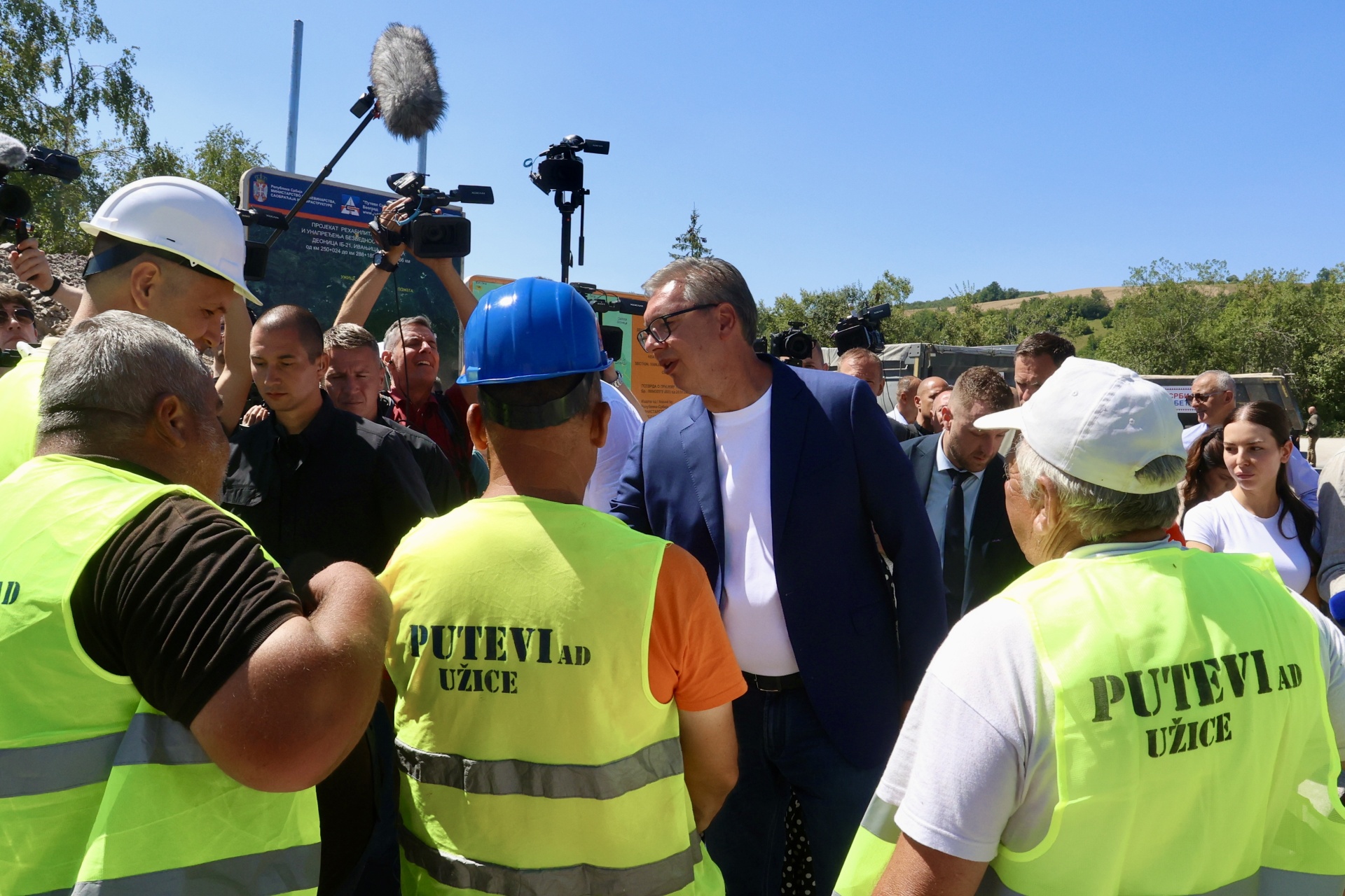 Председник Републике Србије Александар Вучић обишао је данас радове на путу Сјеница–Ивањица и разговарао са радницима ангажованим на извођењу радова.
