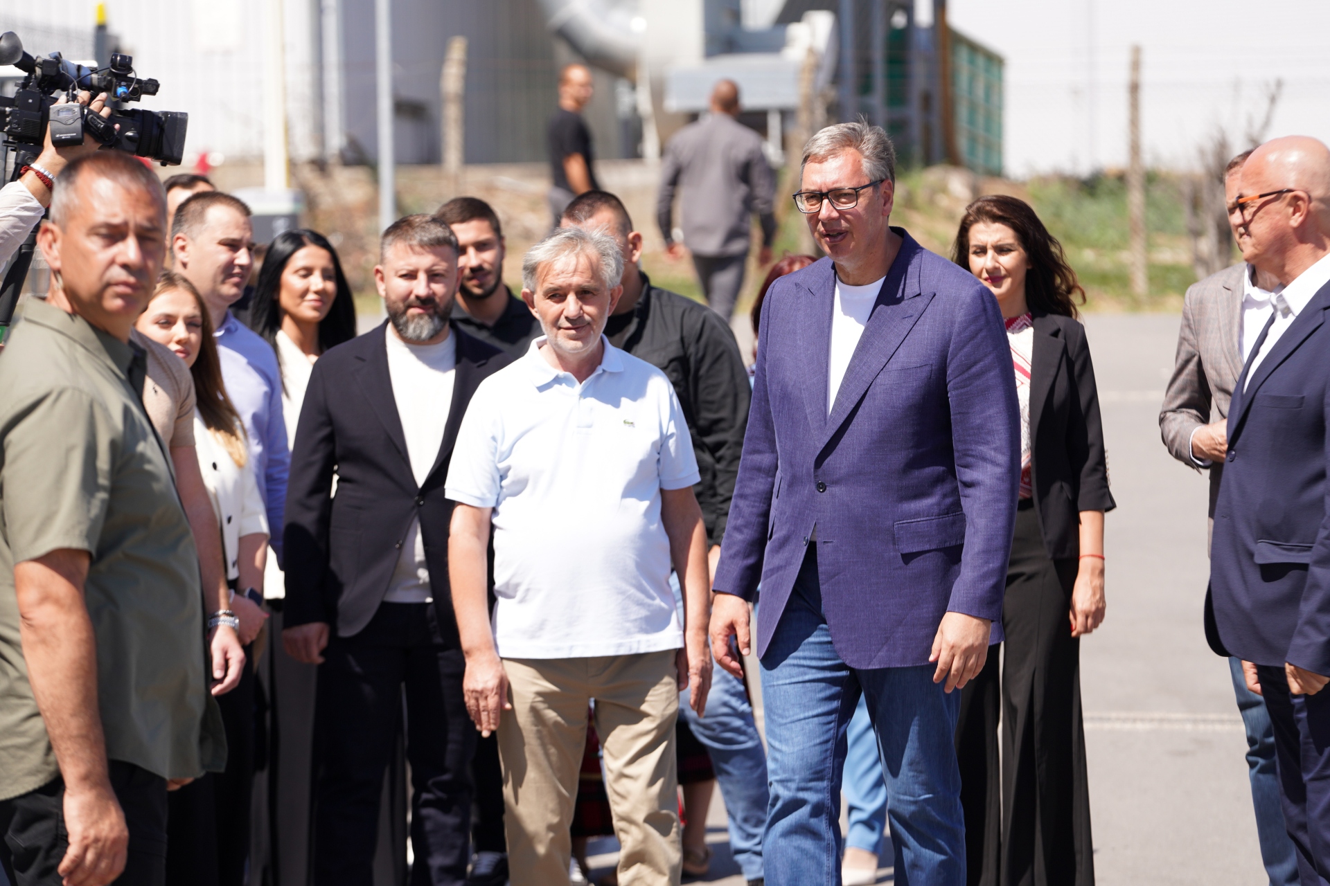 Ускоро повећање минималца, држава највећи део преузима на себе Председник Вучић изјавио је данас у Јагодини да ће ускоро бити повећана минимална зарада и да ће највећи део тог повећања држава преузети на себе како би заштитила оне са најмањим примањима. "Највећи део тога преузимамо на себе. Дакле, кроз смањење доприноса и пореза, да не можете ви, приватни сектор, да осетите то у паду вашег профита. Ми то као држава преузимамо на себе, а да бисмо тиме заштитили оне који су најсиромашнији и који имају најмања примања", рекао је председник Вучић