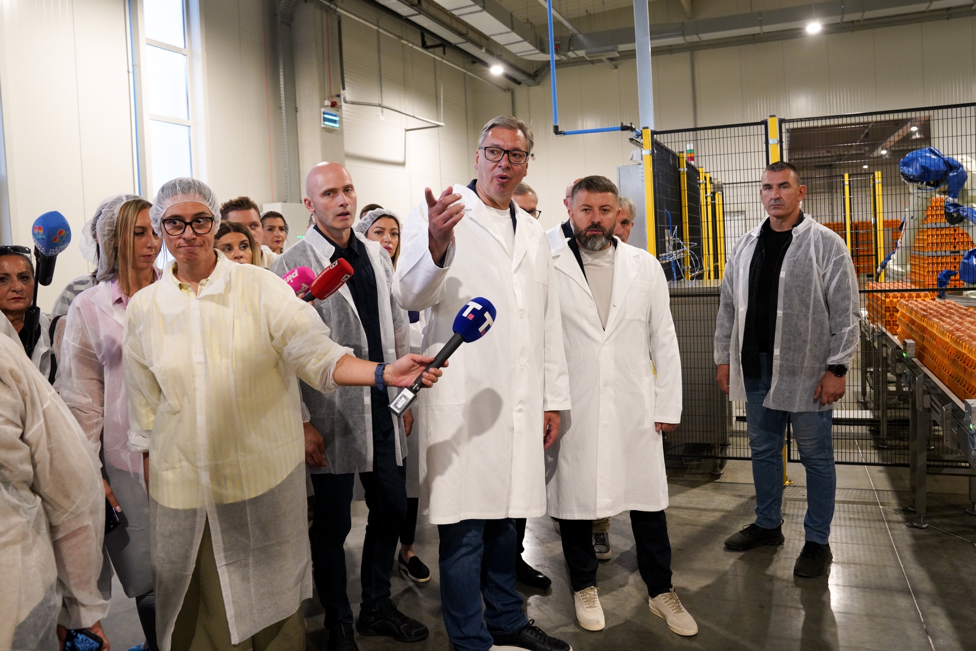 Председник Србије Александар Вучић изјавио је данас да ће фабрика каблова у Јагодини наставити да ради и да ће држава гледати да нађе решење за ту фабрику која дугује око 100 милиона, наводећи да ће држава помоћи локалној самоуправи у довођењу нових инвестиција.