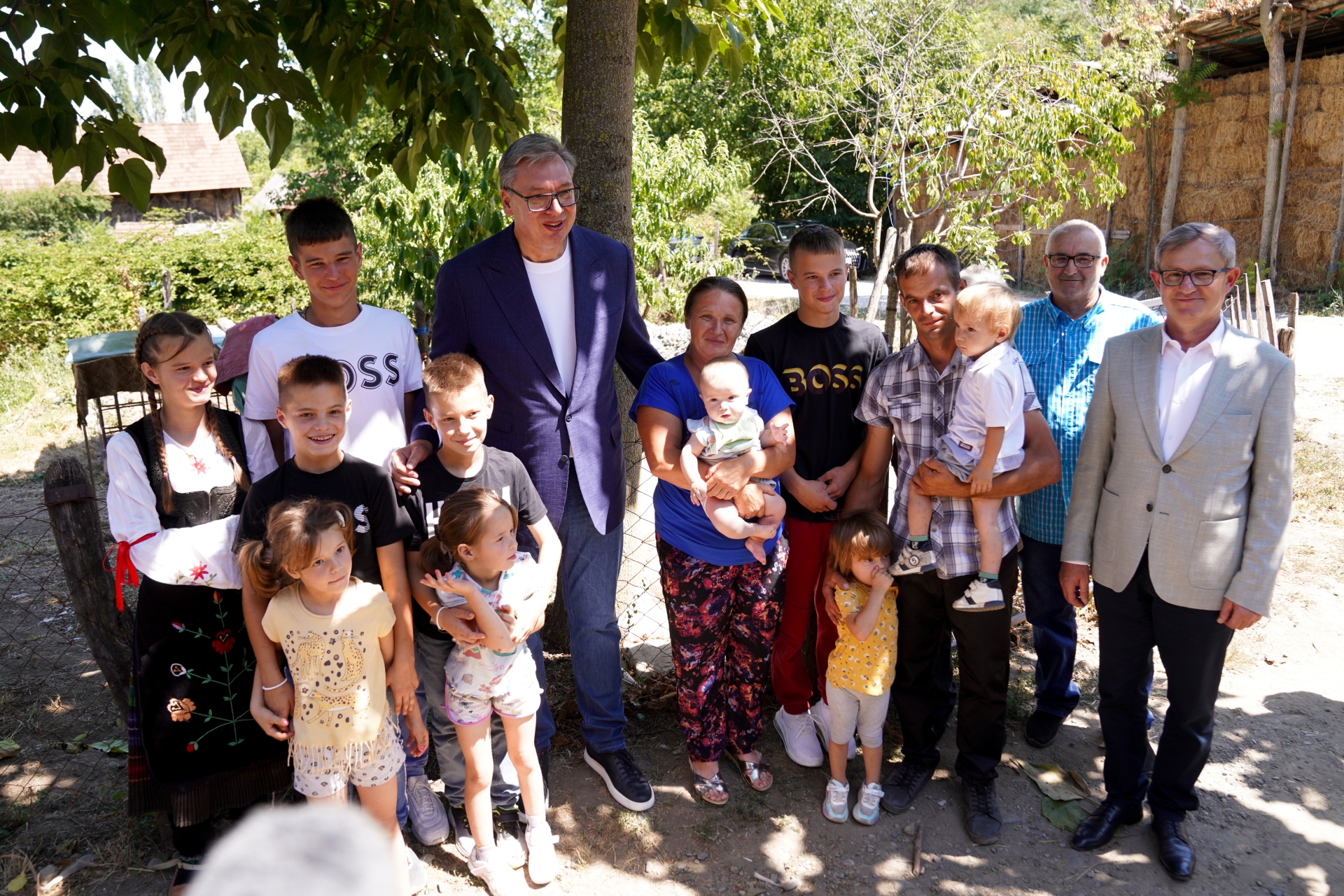 Председник Србије Александар Вучић обишао је данас породицу Јовановић у селу Сибница код Рековца, која има десеторо деце, и поручио да су такве породице богатство и благо Србије.