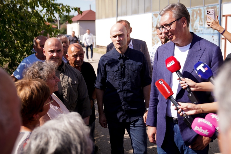 Predsednik Srbije Aleksandar Vucic Platicemo izgradnju vodovoda i put Razanj-Praskovace