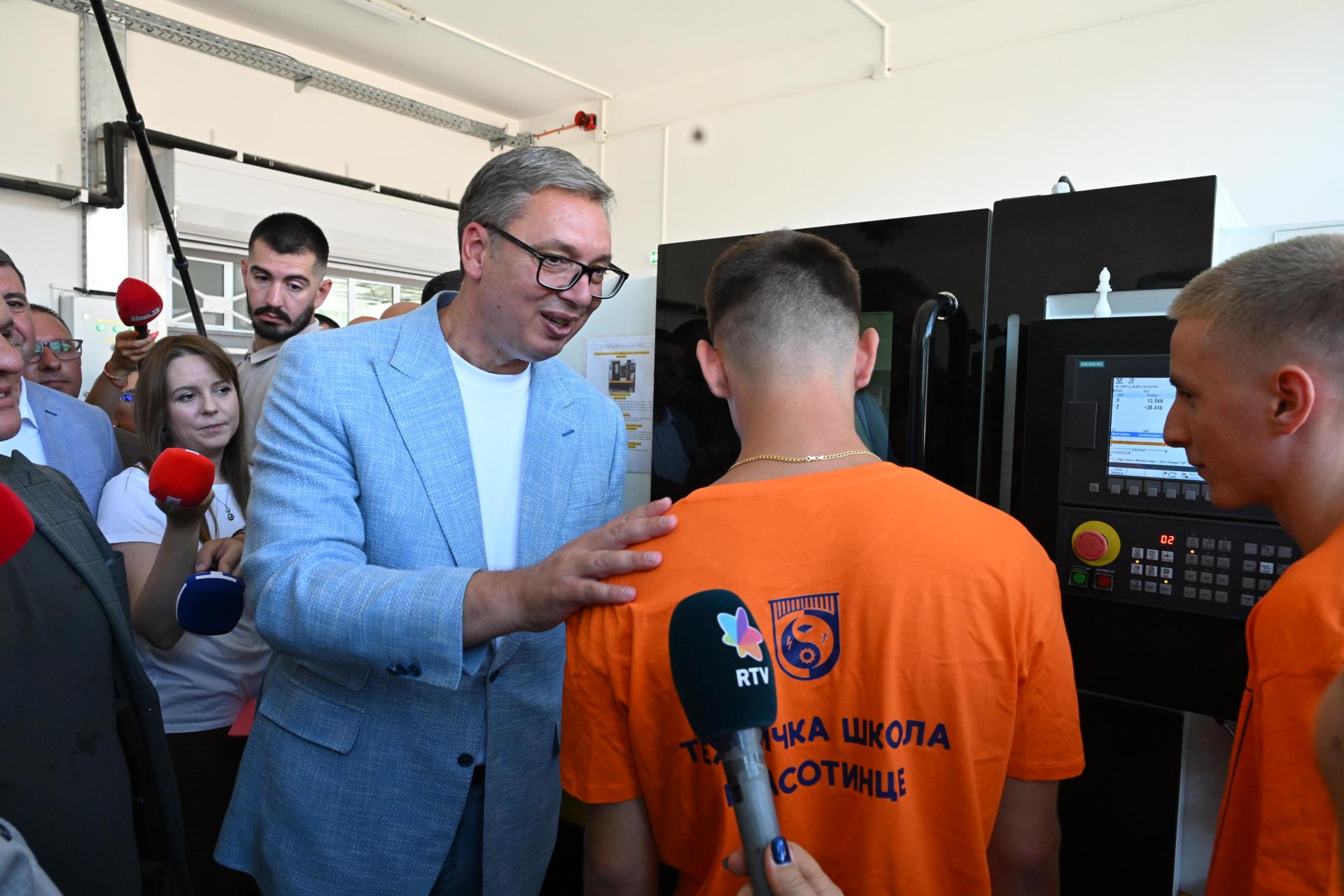 Тренинг центар за дуално образовање отворен је данас у Власотинцу, а отварању је присуствовао и председник Србије Александар Вучић, у оквиру посете Јабланичком округу.