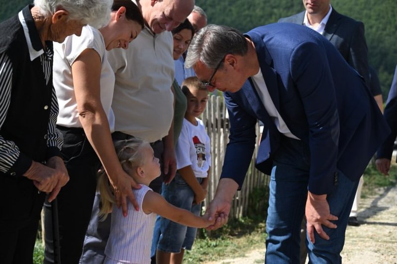 Predsednik Srbije Aleksandar Vucic Dezeva ce dobiti potpuno novu skolu, u naredna dva meseca i put ka Vranovini