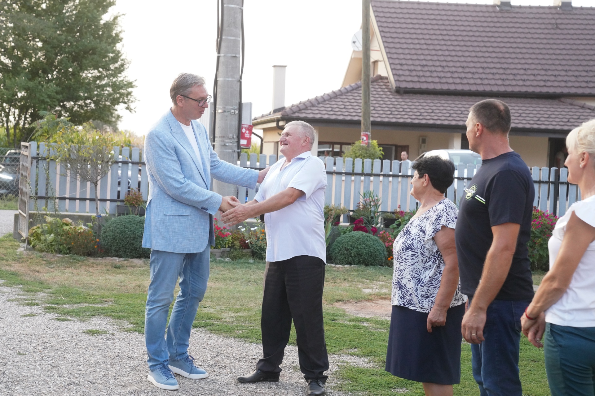 Председник Србије Александар Вучић потврдио је да ће сутра у Шапцу бити отворена прва фабрика робота у Србији и истакао да је то велика ствар за нашу земљу, додајући да ће у недељу бити отворено још 30 километара Дунавског коридора од Пожаревца ка Великом Градишту.