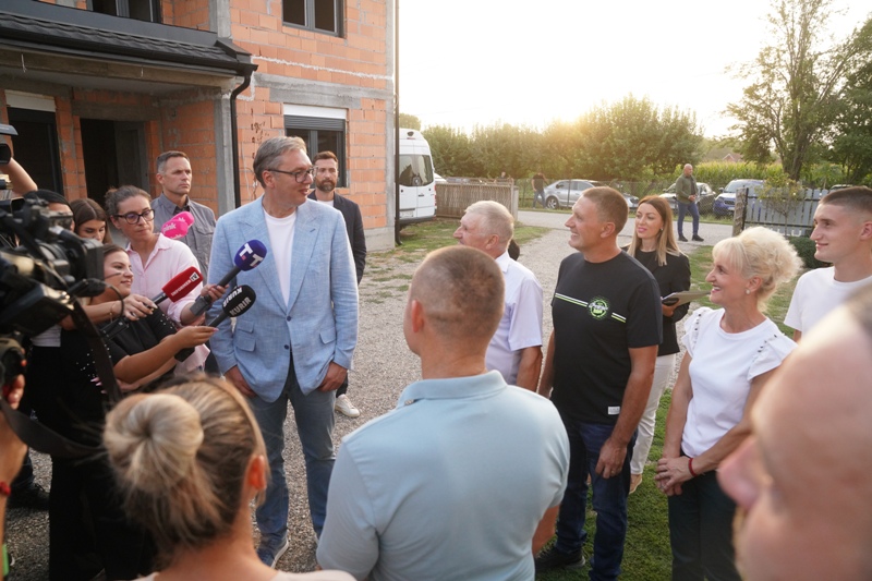 Председник Србије Александар Вучић изјавио је данас у Лозници, у оквиру посете Мачванском округу, да ће бити урађен цео пут од Јадранске Лешнице, преко Прњавора до Чокешине.