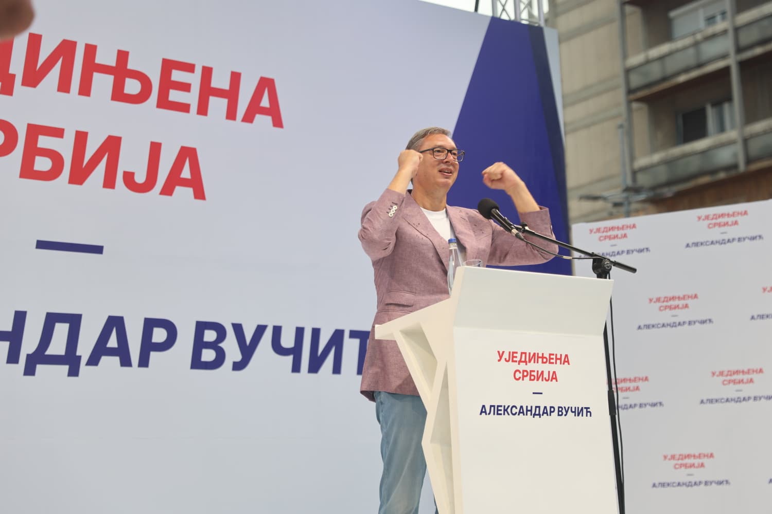 Председник Србије Александар Вучић изјавио је данас на митингу "Уједињена Србија" у Ужицу да када Србин трпи терор, он зна да има нешто више за шта се бори, да постоји нешто што му никада неће дозволити да се преда, а то је Србија и њена будућност.