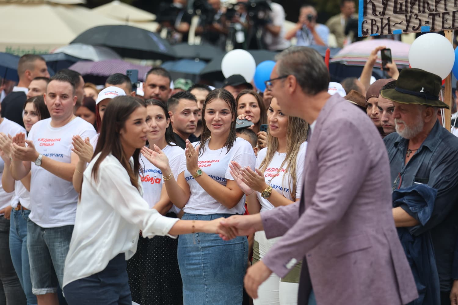 Председник Србије Александар Вучић изјавио је данас на митингу "Уједињена Србија" у Ужицу да када Србин трпи терор, он зна да има нешто више за шта се бори, да постоји нешто што му никада неће дозволити да се преда, а то је Србија и њена будућност.