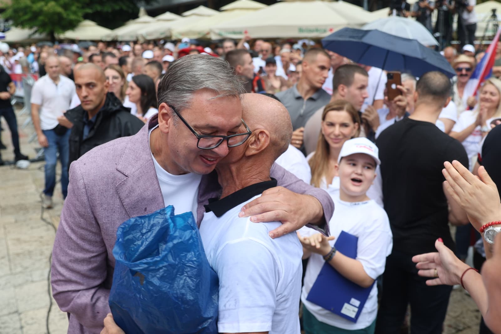 Председник Србије Александар Вучић изјавио је данас на митингу "Уједињена Србија" у Ужицу да када Србин трпи терор, он зна да има нешто више за шта се бори, да постоји нешто што му никада неће дозволити да се преда, а то је Србија и њена будућност.