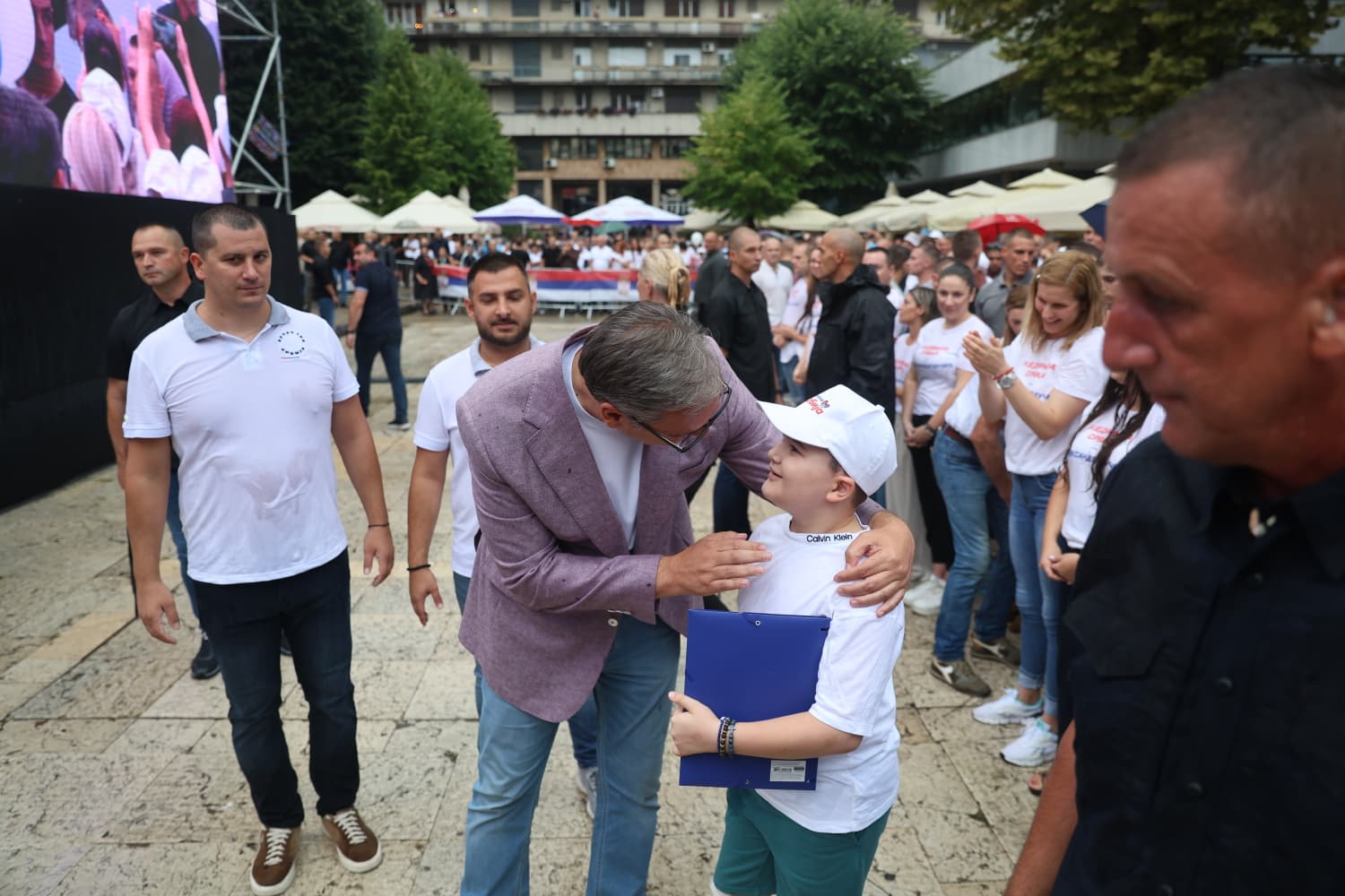 Председник Србије Александар Вучић изјавио је данас на митингу "Уједињена Србија" у Ужицу да када Србин трпи терор, он зна да има нешто више за шта се бори, да постоји нешто што му никада неће дозволити да се преда, а то је Србија и њена будућност.