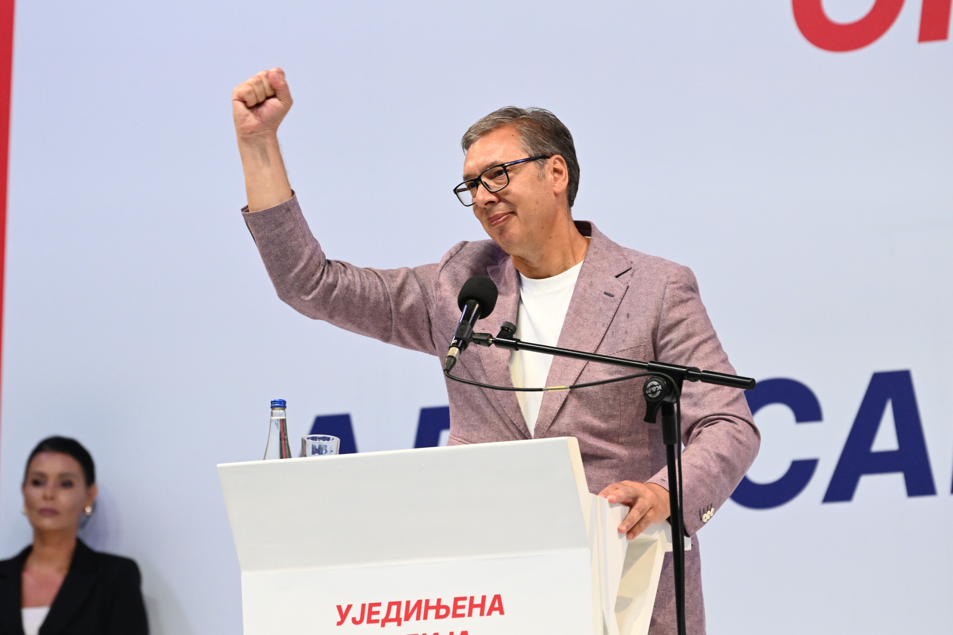 Председник Србије Александар Вучић изјавио је данас на митингу "Уједињена Србија" у Ужицу да када Србин трпи терор, он зна да има нешто више за шта се бори, да постоји нешто што му никада неће дозволити да се преда, а то је Србија и њена будућност.