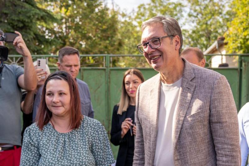 Predsednik Srbije Aleksandar Vucic nastavljamo sa ulaganjima u skole
