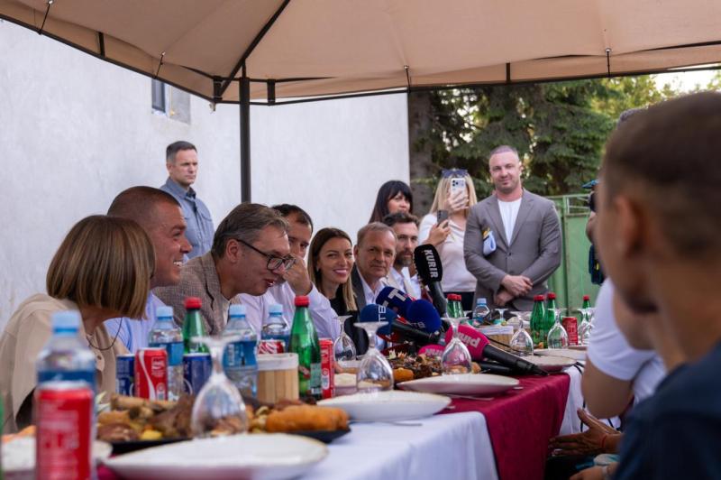 Predsednik Srbije Aleksandar Vucic nastavljamo sa ulaganjima u skole