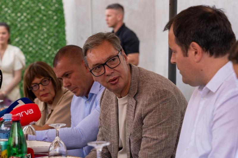 Predsednik Srbije Aleksandar Vucic nastavljamo sa ulaganjima u skole
