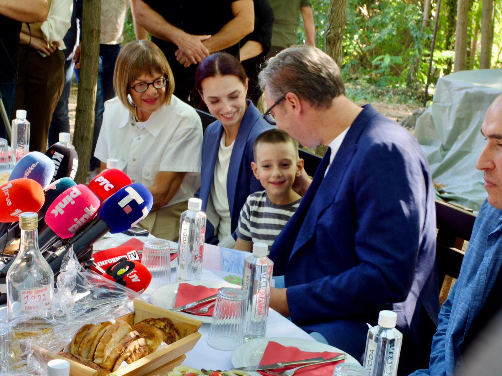 Председник Србије Александар Вучић изјавио је данас да се у септембру или најкасније почетком октобра очекује отварање брзе пруге Београд-Будимпешта и најавио да ће у Суботицу доћи компанија из аутомотив индустрије која ће запослити 200 радника.