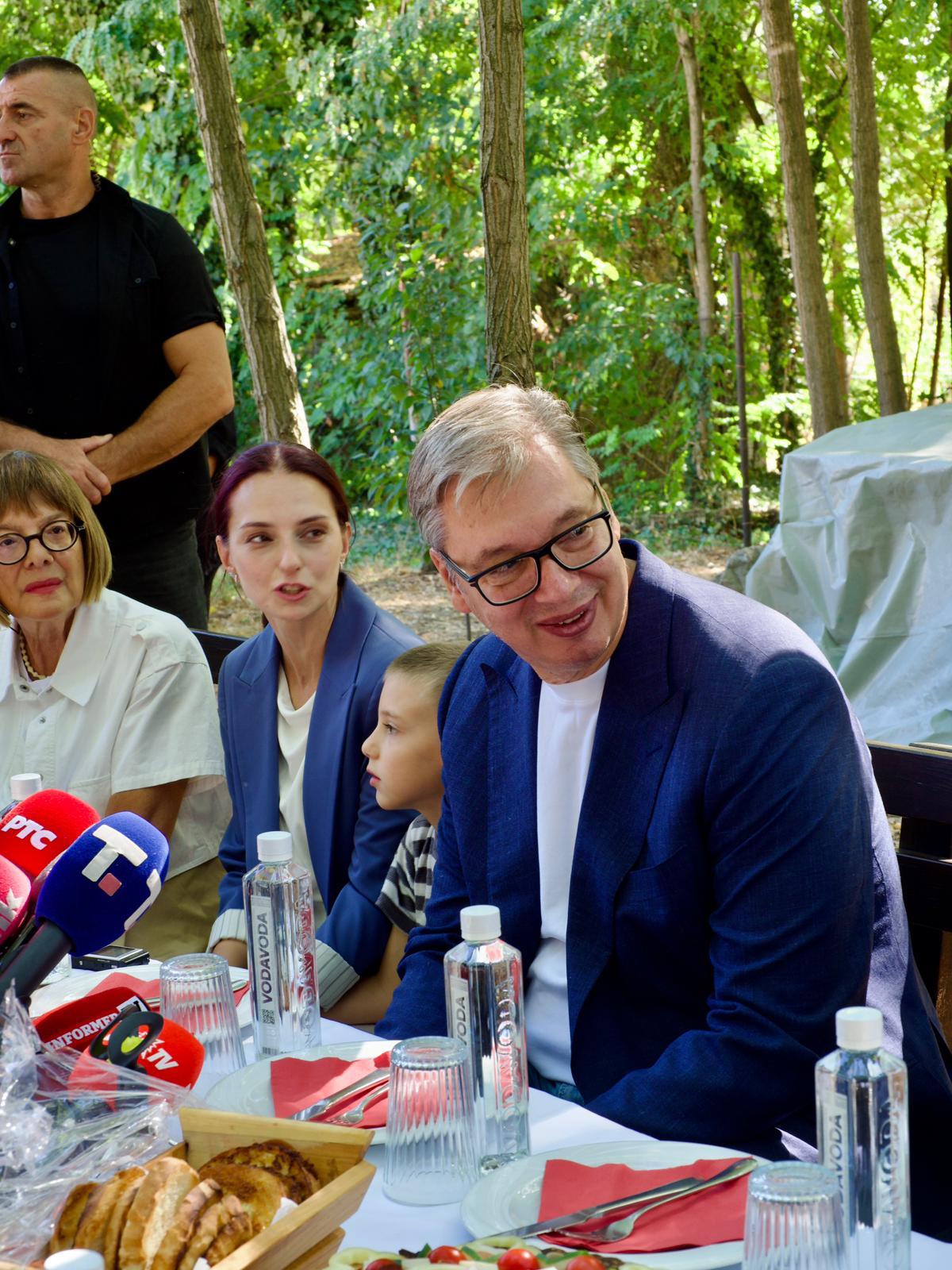 Председник Србије Александар Вучић изјавио је данас да се у септембру или најкасније почетком октобра очекује отварање брзе пруге Београд-Будимпешта и најавио да ће у Суботицу доћи компанија из аутомотив индустрије која ће запослити 200 радника.