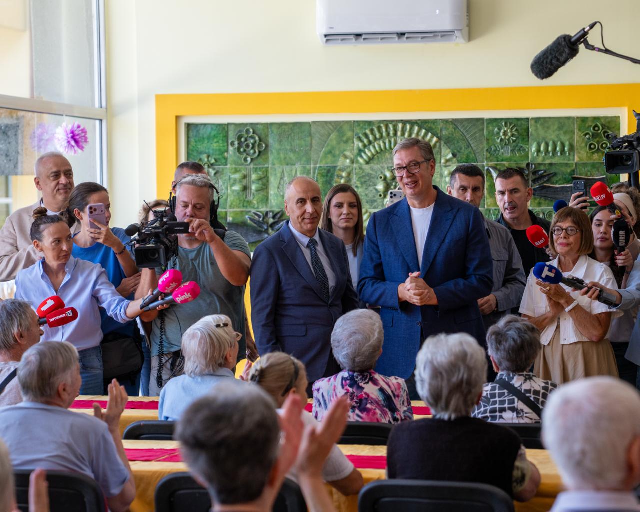Председник Србије Александар Вучић најавио је данас у Суботици да ће запослени у установама социјалне заштите и центрима за социјални рад добити веће повећање плата него сви остали запослени у јавном сектору.