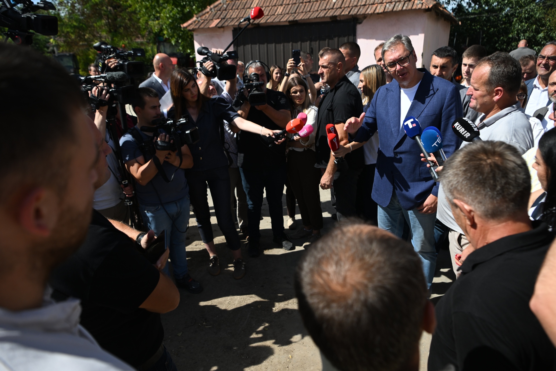 Председник Србије Александар Вучић обишао је данас пољопривредно газдинство Станковић у Багремову, где је разговарао са домаћинима о условима живота и рада, проблемима са којима се сусрећу пољопривредници и начинима на које држава може да им помогне.