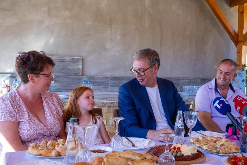 Predsednik Srbije Aleksandar Vucic radice se put od Karavukova do Bogojeva