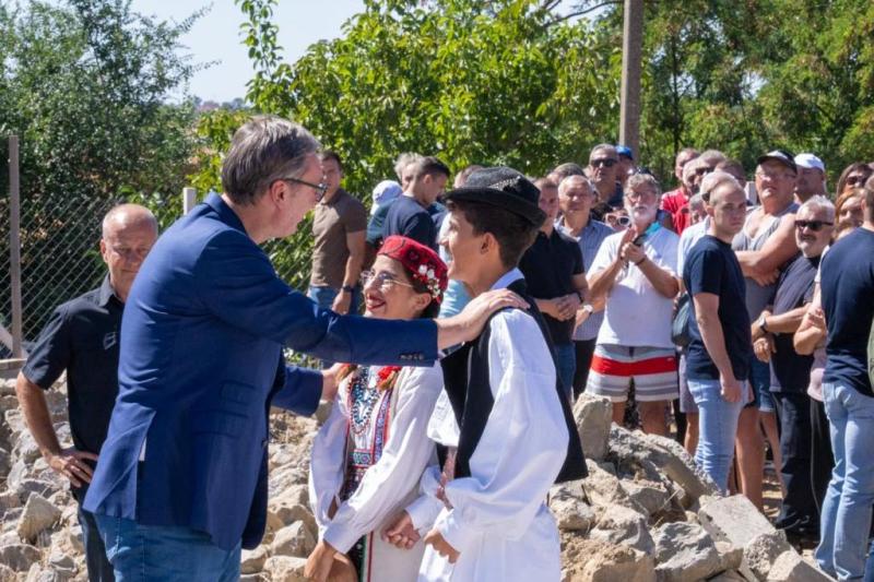 Predsednik Srbije Aleksandar Vucic drzava ce pomoci uredjenje centra Kljajiceva kod Sombora sa 650.000 evra