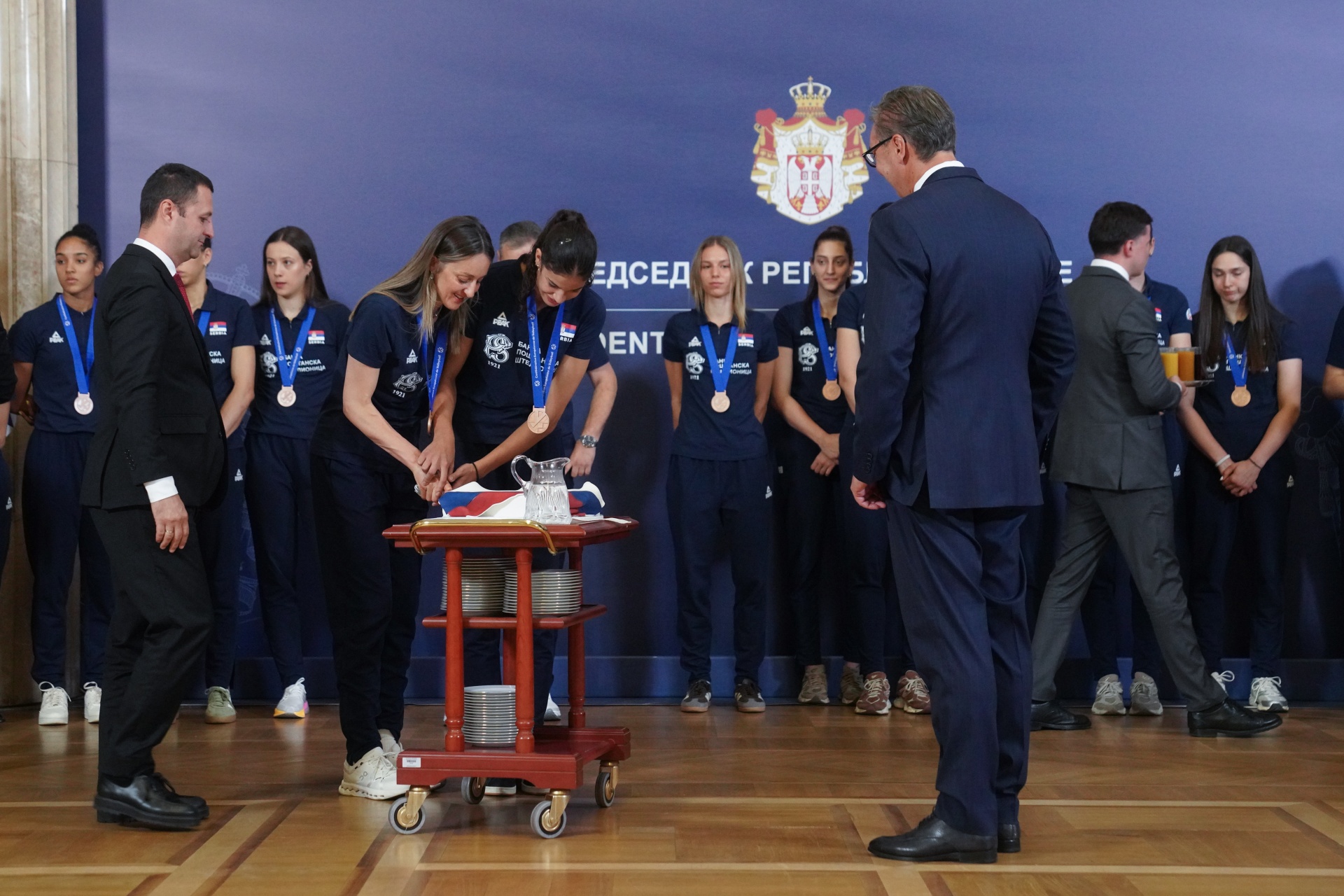 Председник Александар Вучић примио је данас српске одбојкашице које су освојиле бронзану медаљу на Европском првенству и захвалио им у име грађана Србије на том успеху, а навео је и да је завршен велики одбојкашки ценар у који ће ускоро моћи да се уселе.
