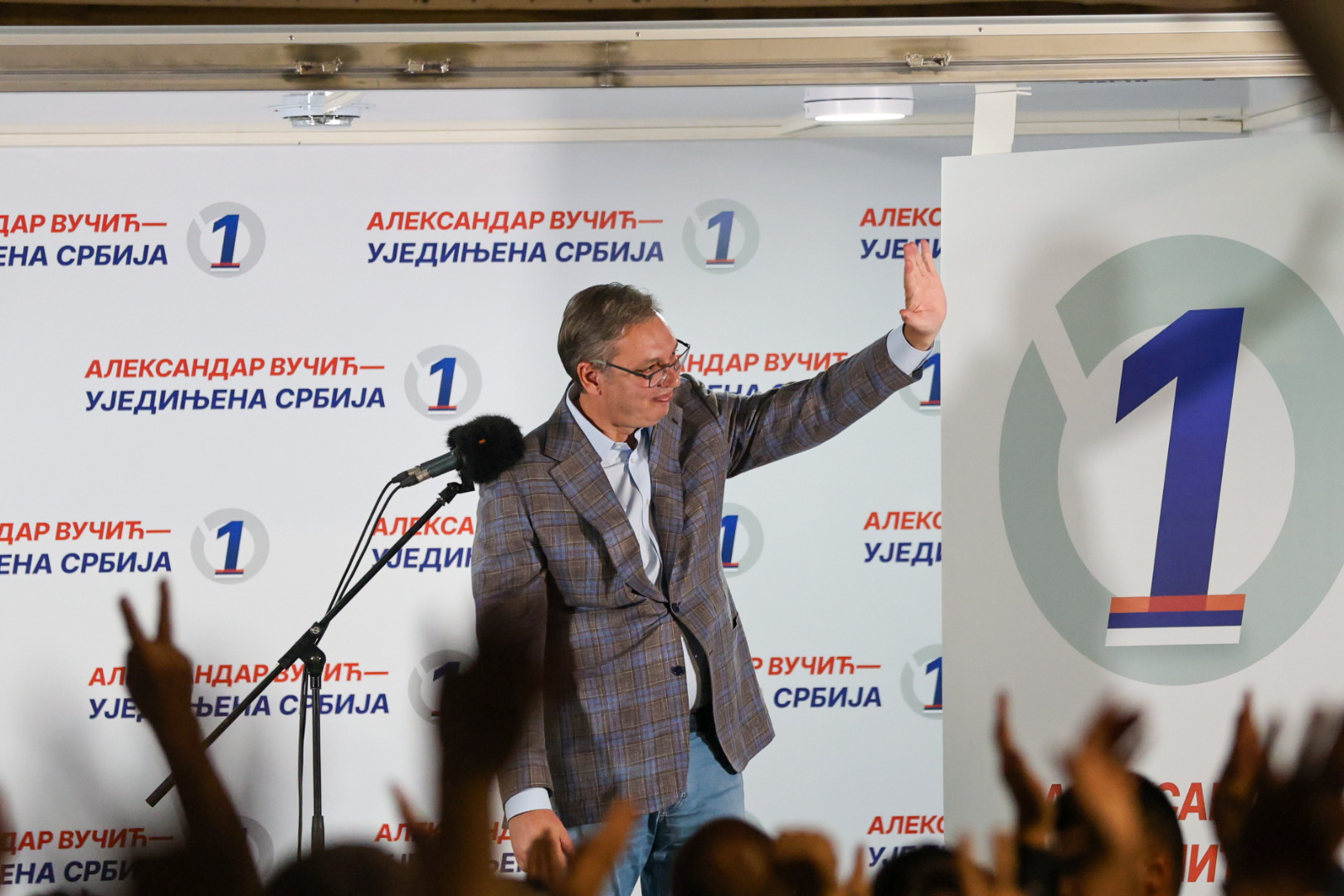 Први на листи "Александар Вучић - Уједињена Србија" Александар Вучић обратио се данас грађанима на предизборном скупу у Јагодини и изјавио да је "покрет отпора против обојене револуције, мешања споља и разарања државе" настао у овом граду.