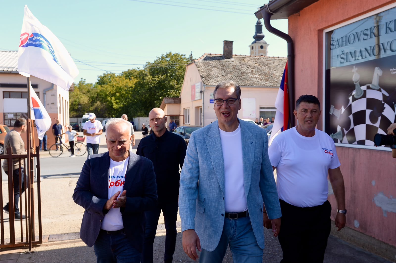 Носилац листе "Уједињена Србија" Александар Вучић наставио је обилазак Србије посетом Сремском округу, а грађанима насеља Шимановци рекао је да је у њиховој општини Пећинцима много тога урађено, али да зна да мора и може бити неупоредиво боље.
