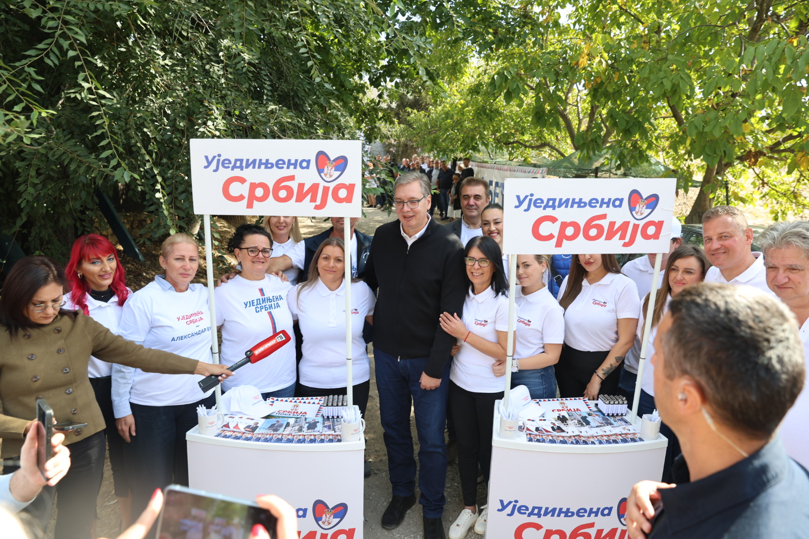 Александар Вучић, носилац листе "Александар Вучић - Уједињена Србија", наставио је данас обилазак Србије. За воланом своје "шкоде" стигао је у Баноштор код Беочина, где је разговарао са мештанима и представио део планова за наредни период.