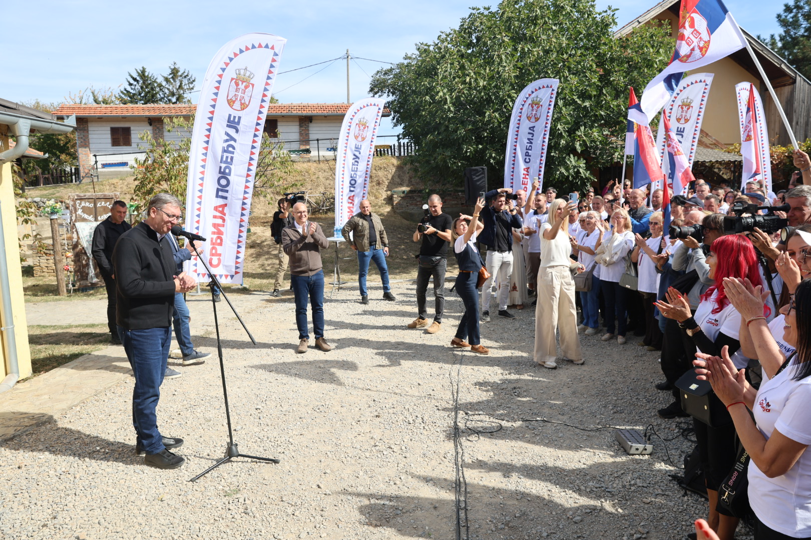 Александар Вучић, носилац листе "Александар Вучић - Уједињена Србија", наставио је данас обилазак Србије. За воланом своје "шкоде" стигао је у Баноштор код Беочина, где је разговарао са мештанима и представио део планова за наредни период.
