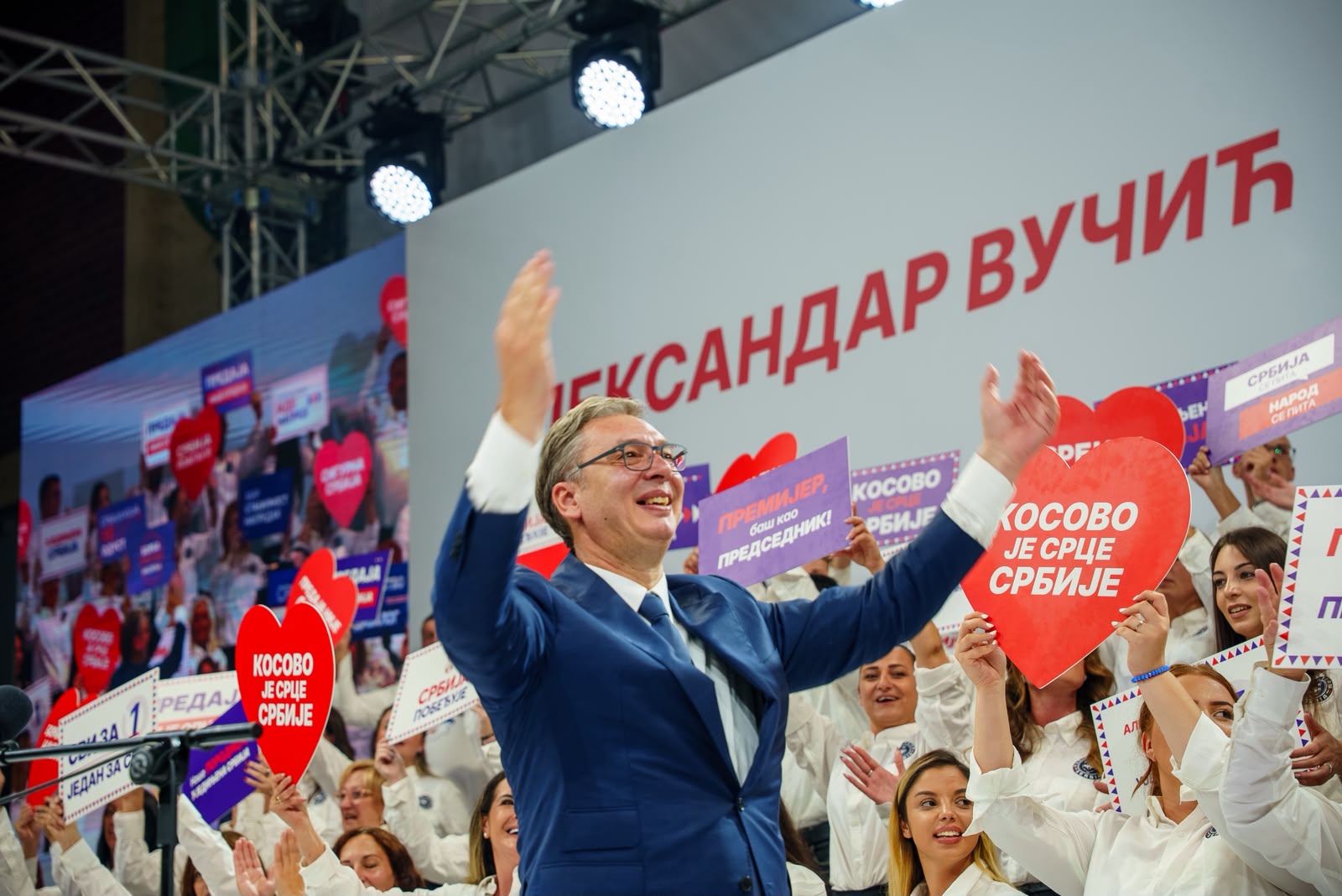 Носилац листе "Александар Вучић - Уједињена Србија" Александар Вучић изјавио је да се 25. октобра води одсудна, одлучујућа битка и да ће бити најтежа до сада, и то не зато што се та листа суочава са неким ко је много паметнији, бољи, већ јер је велика сила споља ударила на Србију.