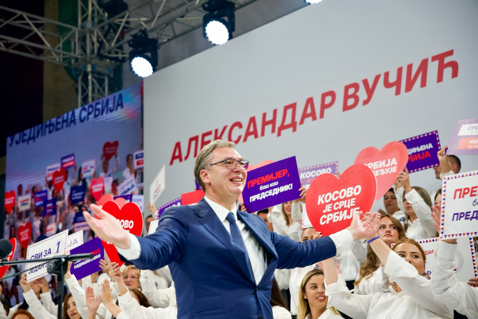 Носилац листе "Александар Вучић - Уједињена Србија" Александар Вучић изјавио је да се 25. октобра води одсудна, одлучујућа битка и да ће бити најтежа до сада, и то не зато што се та листа суочава са неким ко је много паметнији, бољи, већ јер је велика сила споља ударила на Србију.
