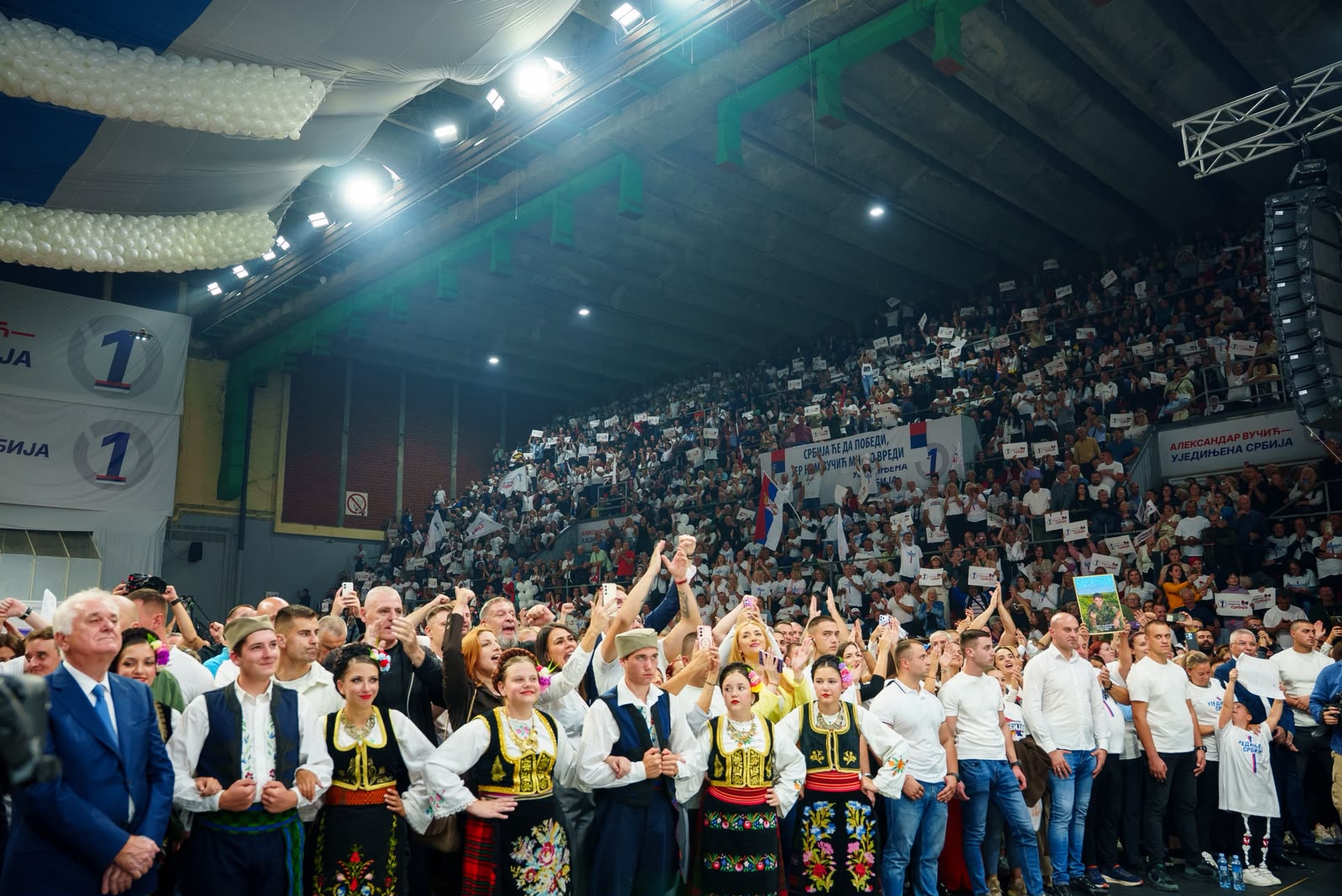 Носилац листе "Александар Вучић - Уједињена Србија" Александар Вучић изјавио је да се 25. октобра води одсудна, одлучујућа битка и да ће бити најтежа до сада, и то не зато што се та листа суочава са неким ко је много паметнији, бољи, већ јер је велика сила споља ударила на Србију.
