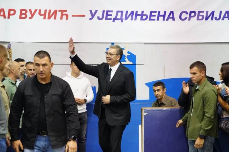 Nosilac liste "Aleksandar Vucic - Ujedinjena Srbija" Aleksandar Vucic za nepune cetiri godine prosecna plata bice 1.500, penzije 800 evra