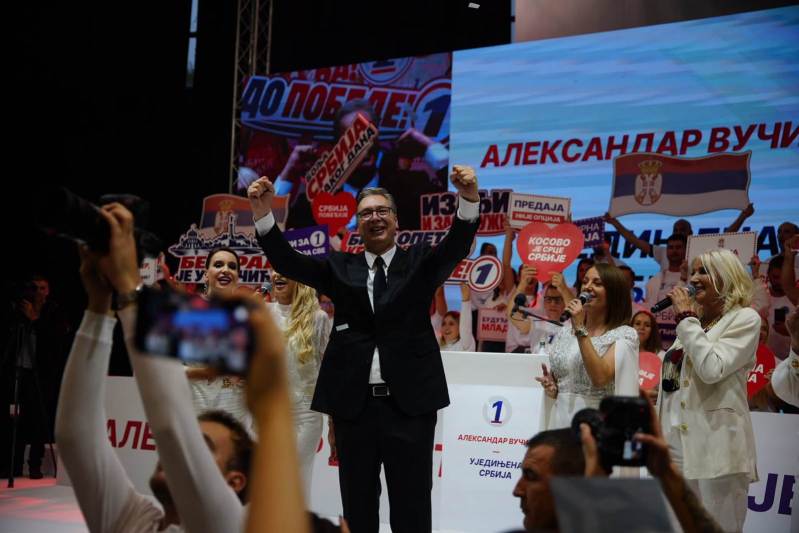 Nosilac liste "Aleksandar Vucic - Ujedinjena Srbija" Aleksandar Vucic za nepune cetiri godine prosecna plata bice 1.500, penzije 800 evra