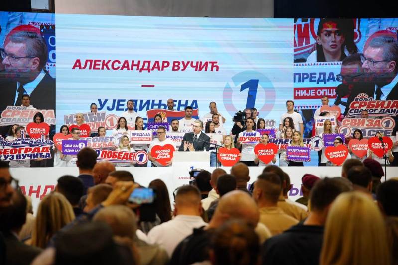 Платићемо цену јер нам деца две године нису учила, никад више политика у школама Nosilac liste "Aleksandar Vucic - Ujedinjena Srbija" Aleksandar Vucic za nepune cetiri godine prosecna plata bice 1.500, penzije 800 evra